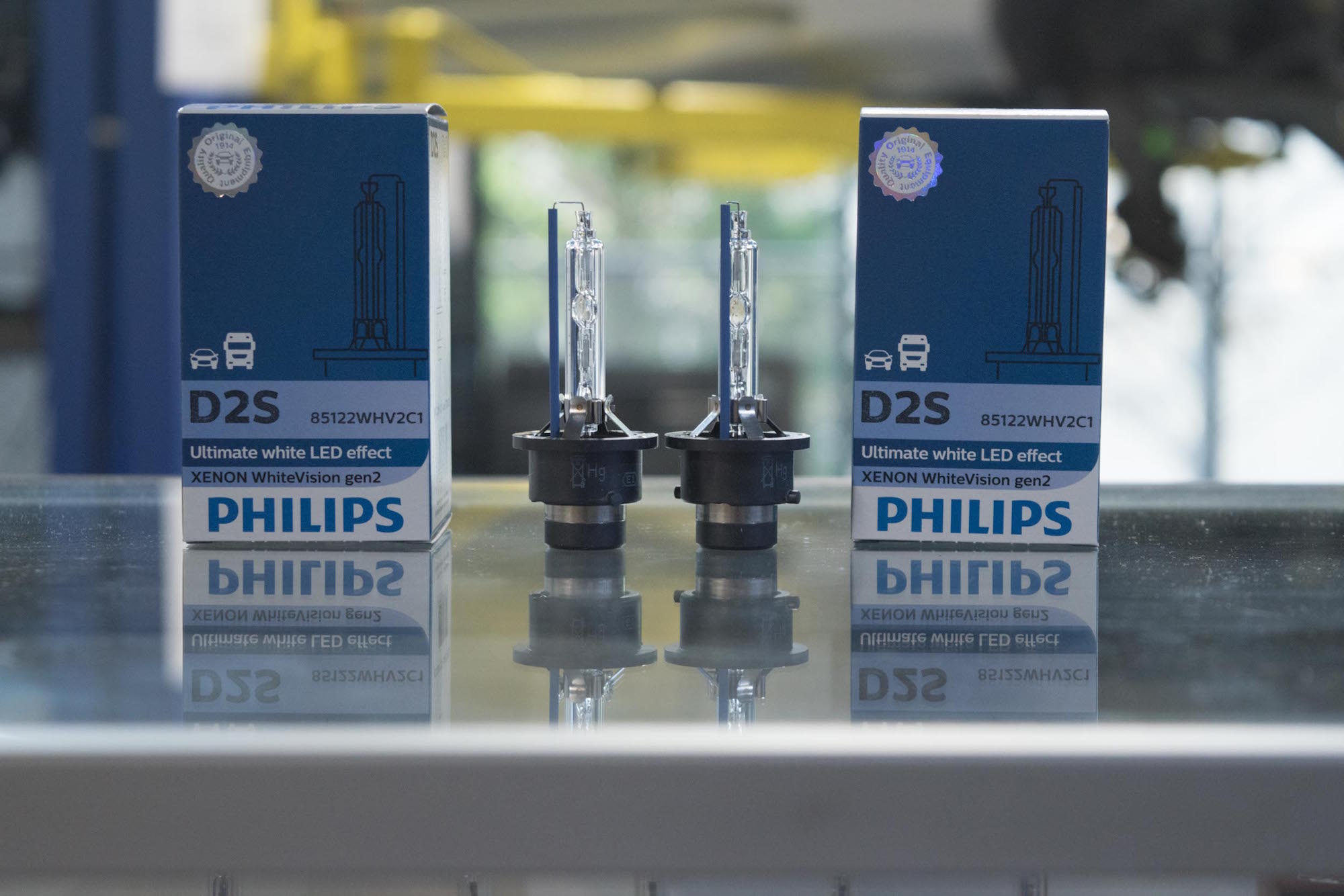 D2S 6000K HID Bulbs: Philips 85122 WHV2 White Vision | HR B121